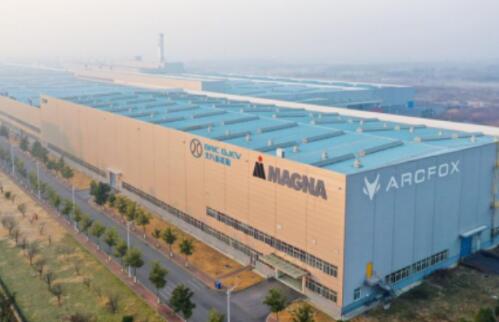 北汽極狐引領新潮 與麥格納聯合呈現 森林堡壘