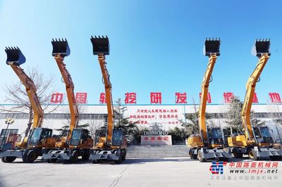 【2024開(kāi)門紅】恒特挖掘機(jī)批量發(fā)車儀式!